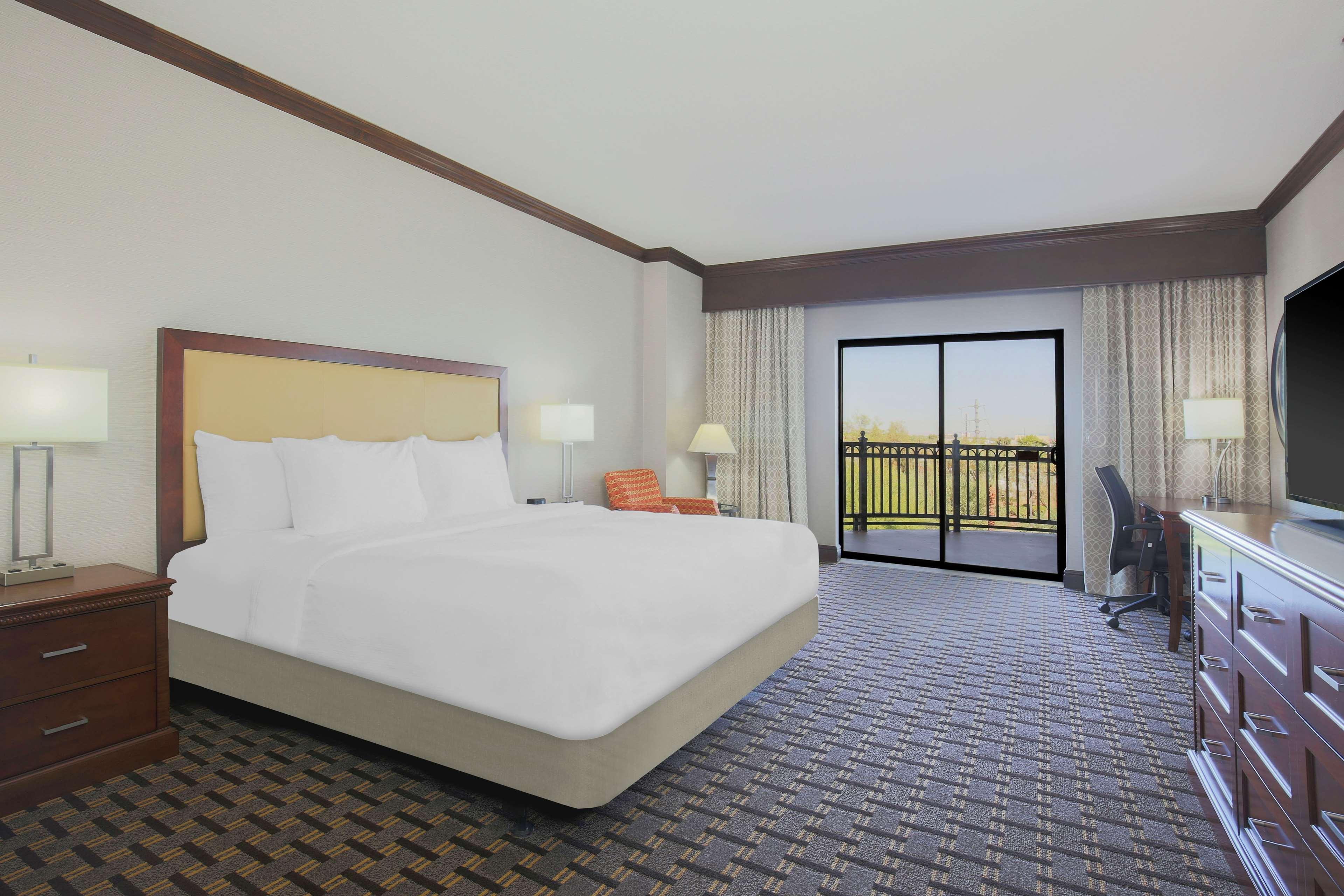 Hilton Phoenix Chandler Exterior photo